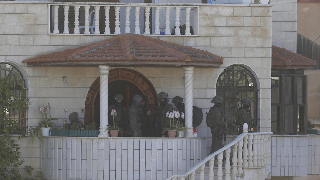 Troops search home near Jenin in search of terror suspects (Photo: EPA) כוחות צה"ל בכפר רומאנה ליד ג'נין