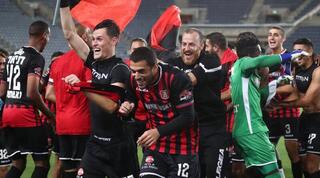 שחקני הפועל ירושלים חוגגים הישארות