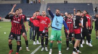 שחקני הפועל ירושלים חוגגים הישארות