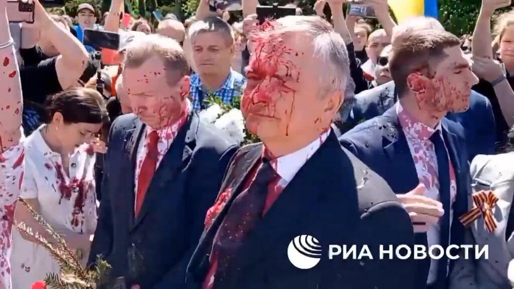 שגריר רוסיה בפולין הותקף בצבע אדום