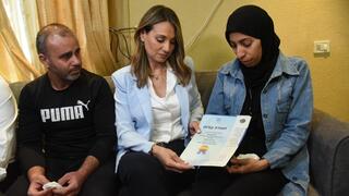 יפעת שאשא ביטון עם משפחתה של רזאן עבאס
