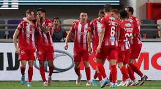 שחקני הפועל תל אביב חוגגים