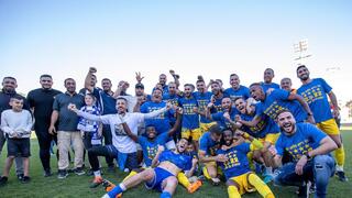 שחקני מכבי בני ריינה חוגגים עלייה לליגת העל