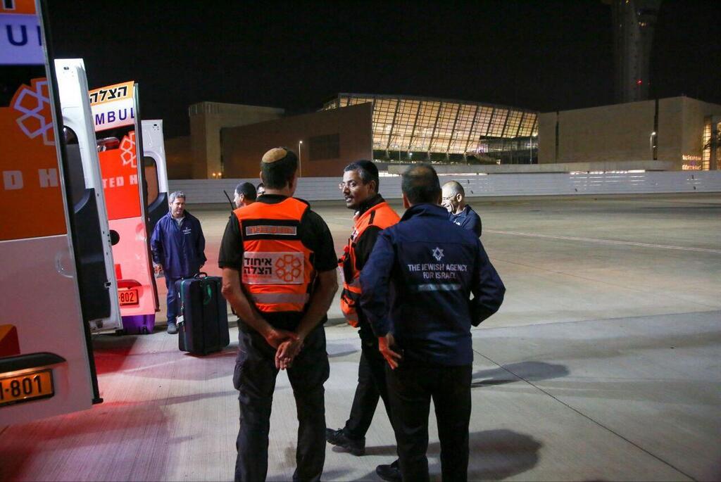 Пожилых людей эвакуируют на амбулансах (Фото: Ихиэль Гофрайн) К статье Шехтера 12.05.22