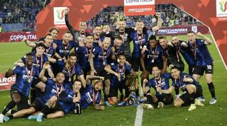 שחקני אינטר עם הגביע