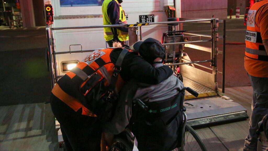 Волонтер спасательной организации "Ихуд ацала" со спасенным пожилым репатриантом (Фото: Ихиэль Гофрайн) К статье Шехтера 12.05.22