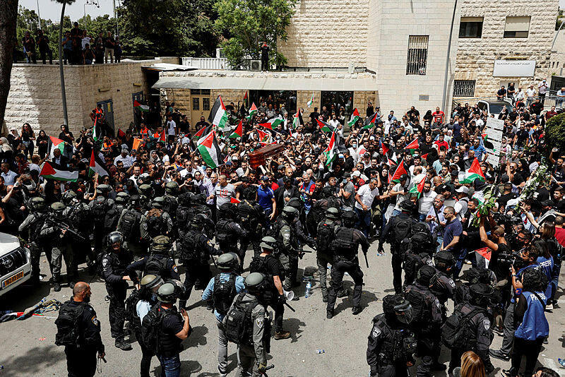מחאה מחוץ לבית החולים בירושלים בו שמורה גופתה של שירין אבו עאקלה