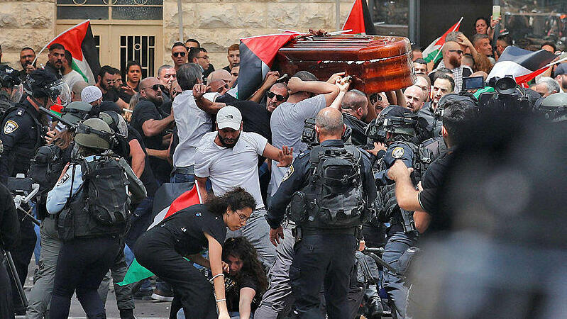 מחאה מחוץ לבית החולים בירושלים בו שמורה גופתה של שירין אבו עאקלה