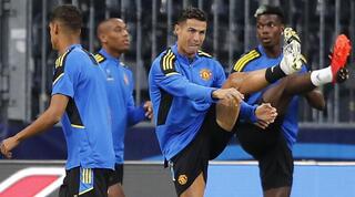 שחקני מנצ'סטר יונייטד באימון. רגעים לא נעימים