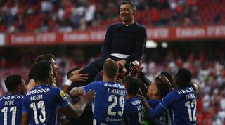 שחקני פורטו מניפים את סרז'יו קונסייסאו