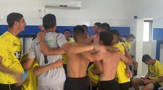 שחקני בית"ר ירושלים חוגגים בחדר ההלבשה