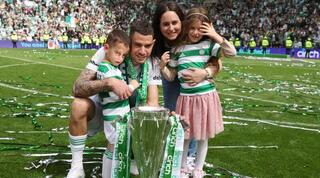 ניר ביטון ומשפחתו עם גביע האליפות