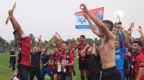 שחקני הנוער של הפועל חיפה חוגגים