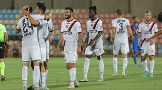 שחקני הפועל ירושלים חוגגים עם גיא בדש