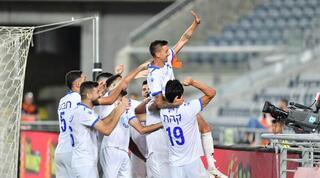 שחקני עירוני קריית שמונה חוגגים עם אדריאן רוצ'ט