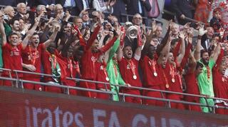 ג'ורדן הנדרסון מניף את הגביע