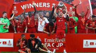 שחקני ליברפול חוגגים עם הגביע