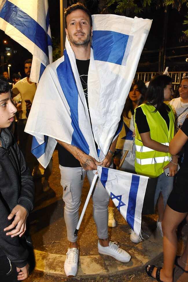 עטוף בדגל ישראל. מייקל לואיס