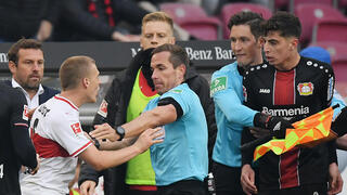 שחקן מורחק אחרי שירק על שחקן אחר