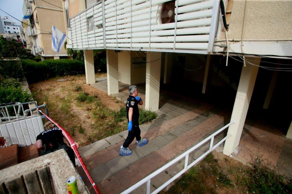 Полиция на месте происшествия
(Фото: Рои Идан) זירת הרצח באשדוד