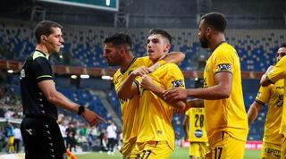 שחקני מכבי תל אביב חוגגים עם אוסקר גלוך