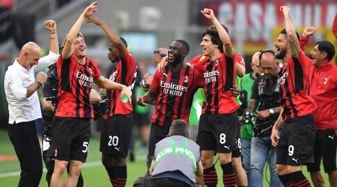 שחקני מילאן חוגגים בסיום