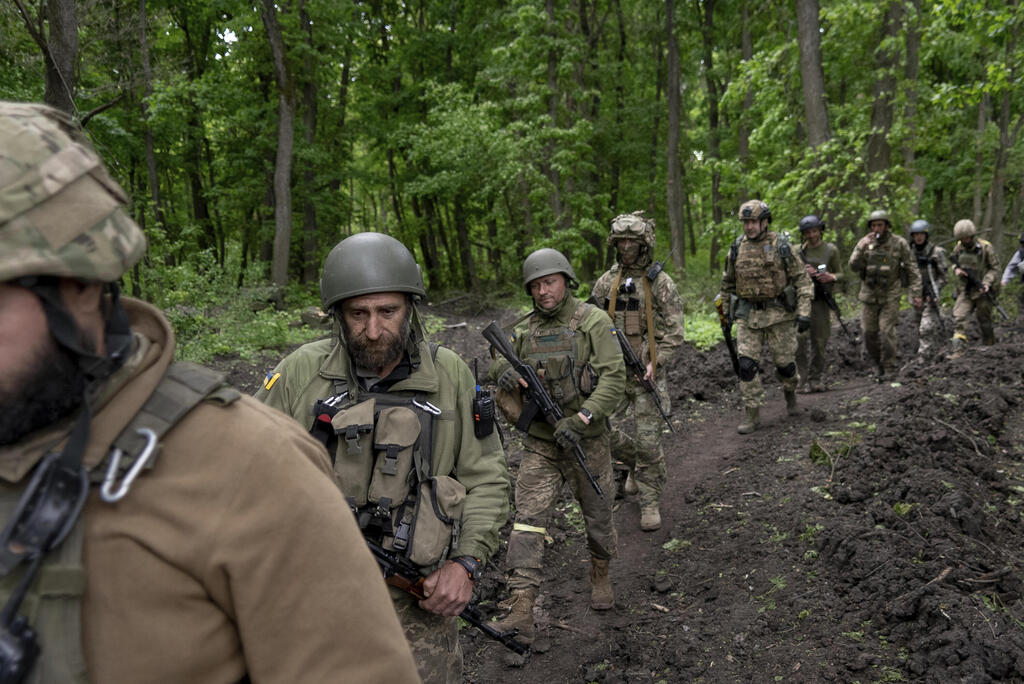 חיילים מ צבא אוקראינה בכפר שכבשו מחדש באזור חרקוב