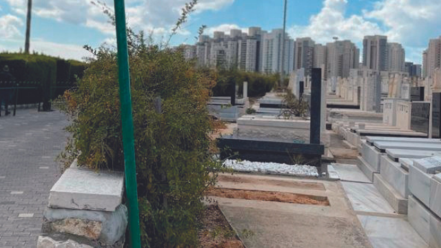 Как инвалиду с ограниченной подвижностью  пройти к могиле мужа? 