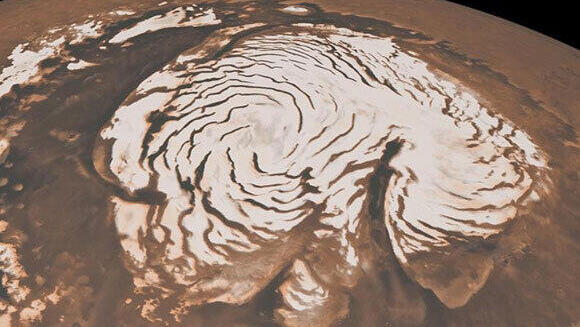 מסע נדודים ארוך מקו המשווה. צילום של כיפת הקרח בקוטב הצפוני של מאדים מהלוויין האמריקני Mars Global Surveyor