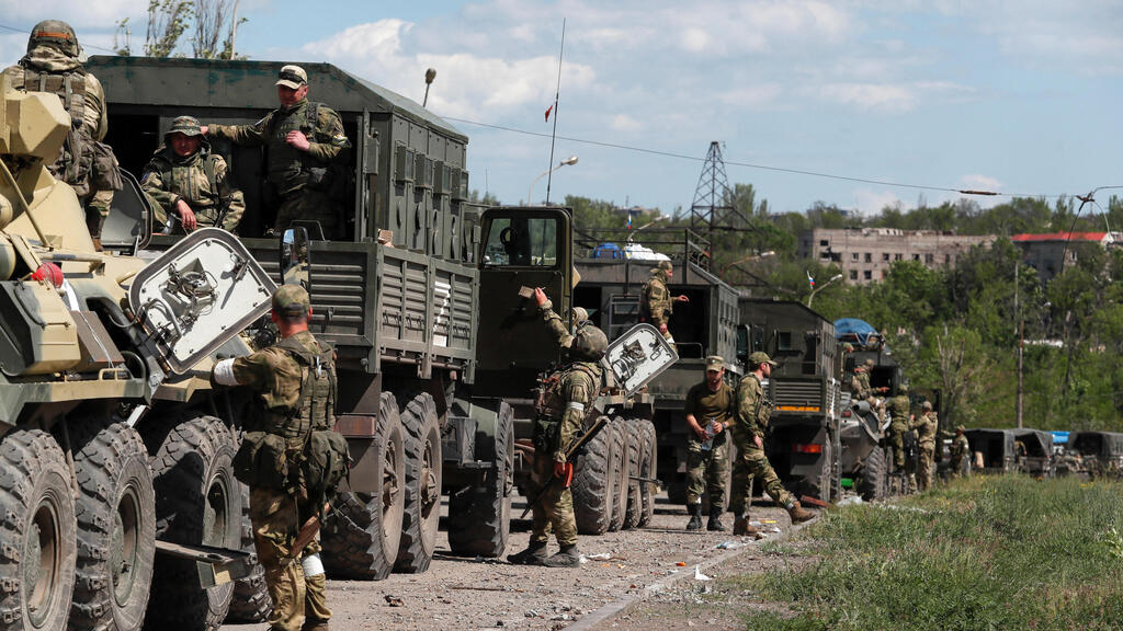 לוחם פרו-רוסי ב מריופול במקביל לפינוי הלוחמים האוקראינים ממפעל אזובסטל אוקראינה מלחמה רוסיה