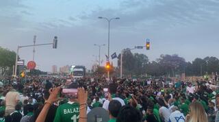 אוהדי מכבי חיפה חוסמים את הצומת מחוץ למושבה