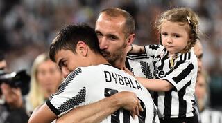 ג'ורג'ו קייליני מנחם את פאולו דיבאלה