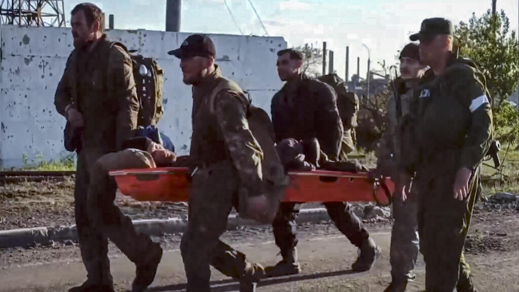 מתוך תיעוד שפרסמה רוסיה ובו נראים לטענתה לוחמים לוחם של צבא אוקראינה ומ גדוד אזוב נכנעים אחרי התבצרות ב מפעל אזובסטל מריופול