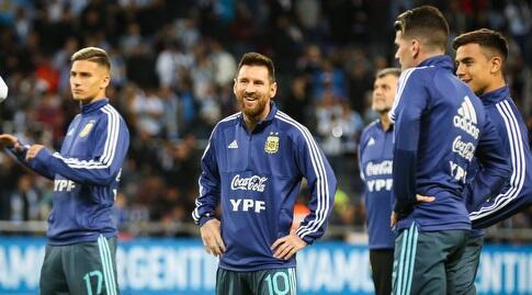 PSG and Argentina superstar Lionel Messi (center) and his national team teammates 
