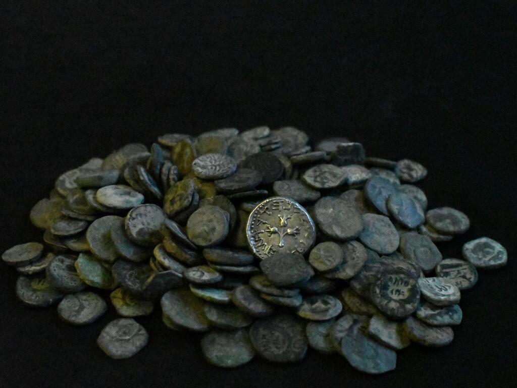 חלק מהמטבעות שנתפסו אצל החשוד בסחר בעתיקות. במרכז התמונה שקל כסף קדום