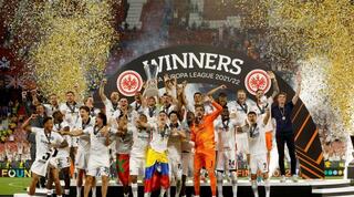 שחקני פרנקפורט מניפים את הגביע