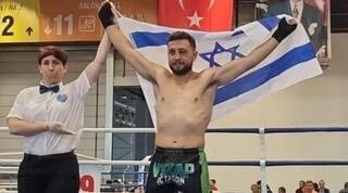 לואי סאקאס מניף את דגל ישראל בטורקיה