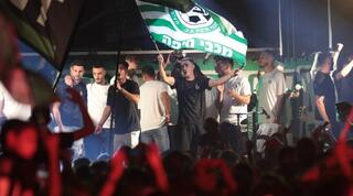 שחקני מכבי חיפה חוגגים עם האוהדים