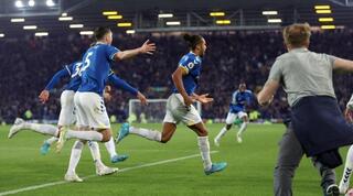 אוהדים פורצים למגרש לאחר השער של קלברט-לווין