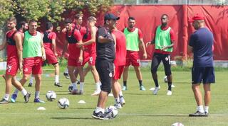 קובי רפואה ושחקני הפועל תל אביב באימון