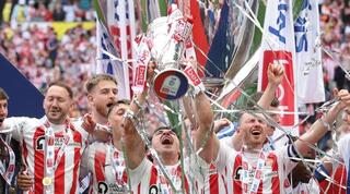 שחקני סנדרלנד חוגגים עלייה לצ'מפיונשיפ