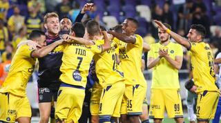 שחקני מכבי תל אביב חוגגים בסיום