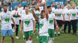 מוחמד אבו פאני עם צלחת האליפות