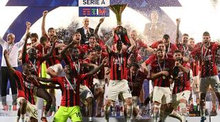 שחקני מילאן חוגגים אליפות