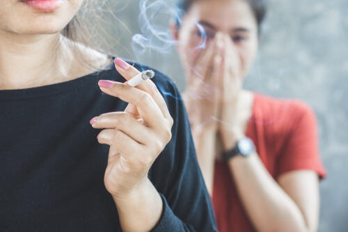 Пассивные курильщики страдают от курения не менее активных  