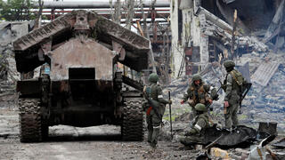 חיילים רוסים ב מפעל המתכות אזובסטל ב מריופול אחרי כניעת הלוחמים האוקראינים מלחמה רוסיה אוקראינה