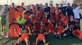 שחקני פרדסייה חוגגים עלייה