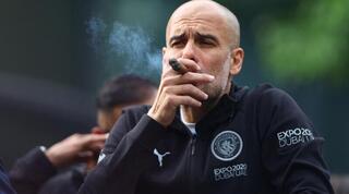 פפ גווארדיולה מעשן סיגר