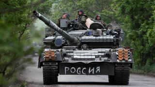  חיילים פרו-רוסים ב טנק באזור דונייצק אוקראינה מלחמה רוסיה