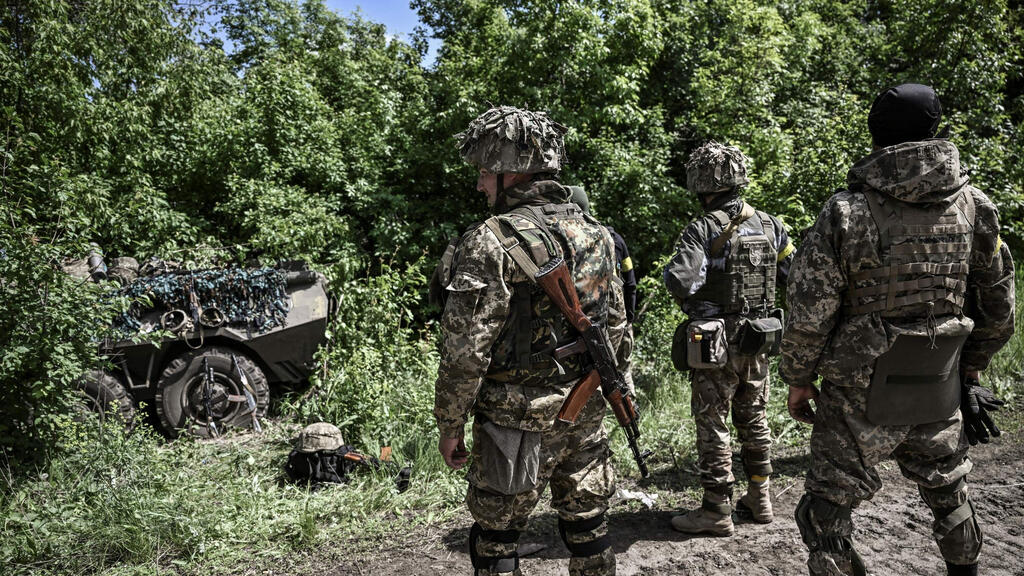 חיילים אוקראינים בעמדה ליד עיירה ליסיקאנסק סמוך ל סברודונייצק בחבל דונבאס אוקראינה מלחמה מול רוסיה